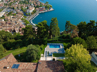 Villa singola con parco privato e vista sul golfo di Salò